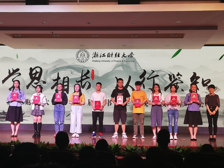 说明: d:\王磊鑫工作\1904读书节\晚会\沈老师照片\书友会-读书节晚会1\读书节晚会\微信图片_2019042321140513.jpg